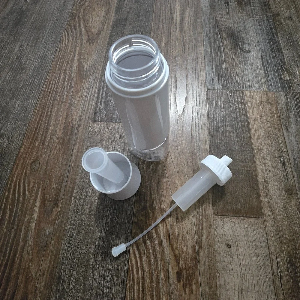 Pampered Chef Kitchen Spritzer Oil Dispenser  White Clear Modern Pump